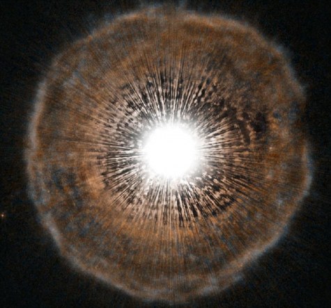 Figura 1. Estrella moribunda detecta pel telescopi Hubble.  Cada pocs milers d'anys, l'estrella expulsa una closca esfèrica de gas mentre una capa d'heli entorn del seu nucli comença a fondre.